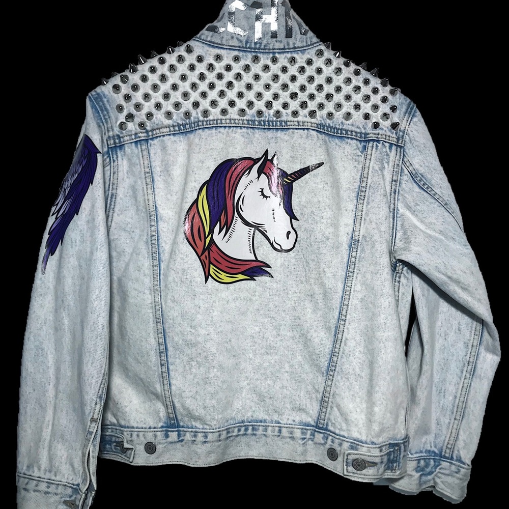 Light wash boyfriend trucker jacket